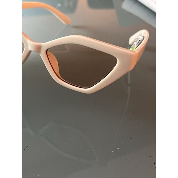 Fabulous Claire\'s Cat Eye Cream Colored Women’s Sunglasses. Very 1950s! main image 5